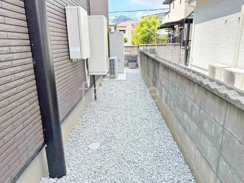 犬走り 防犯砂利敷き バラス砕石 防草シート加工