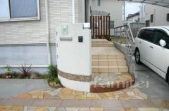 南欧風門柱 アプローチ 自然石乱系貼り