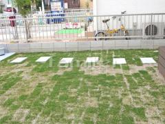 玄関アプローチステップ 踏み場 床石敷き 御影板石 バーナー仕上げ