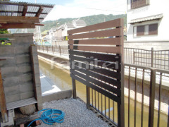 木製調目隠しフェンス塀 ナチュラルウッド 犬走り 防犯砂利敷き