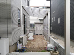 雨除け屋根 YKKAP ソラリアテラス屋根 1階用 F型フラット屋根 積雪50cm対応 目隠しパネル(前面 正面) 2段