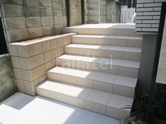 玄関アプローチ階段 床タイル貼り LIXIL グレイスランド300角