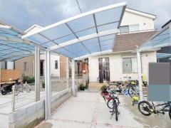 カーポート 人工木材ウッドデッキ 雨除け屋根 化粧ブロック花壇