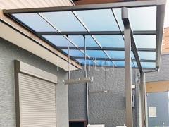 雨除け屋根 人工木材ウッドデッキ