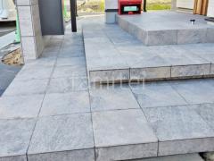 玄関アプローチ 浮遊階段(蹴込み階段) 床タイル貼り リビエラ ロッキング