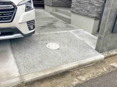 玄関アプローチ 床洗い出し仕上げ 砂味コンクリート