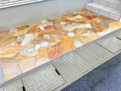 玄関アプローチ 床石貼り 乱形石 石英岩