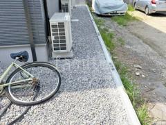 犬走り 防犯砂利敷き バラス砕石 防草シート加工