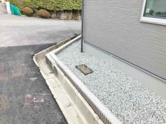 犬走り 防犯砂利敷き バラス砕石 防草シート加工